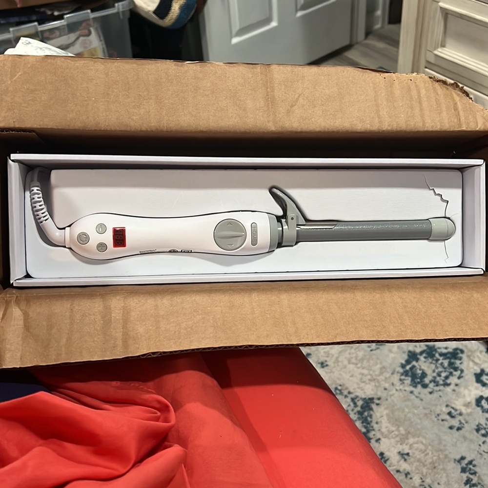 BEACHWAVER® S.75 DUAL VOLTAGE WHITE ROTATING CURLING IRON - Picture 2 of 5